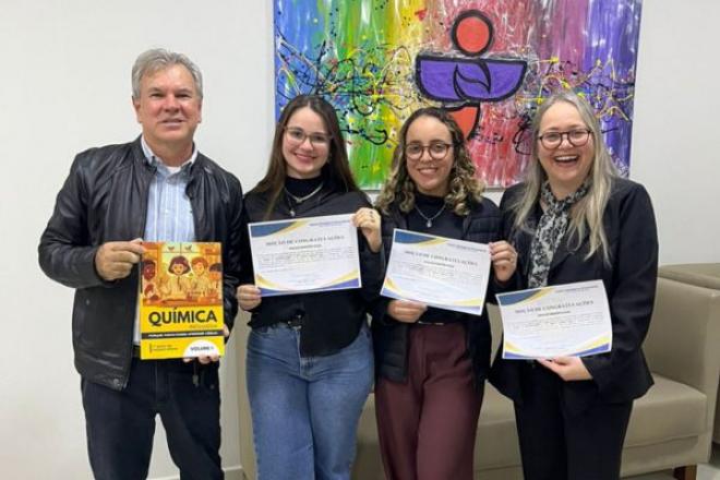 Imagem da Galeria da Notícia: Professor do UNIFEF recebe Moção de Congratulações por obra sobre educação inclusiva