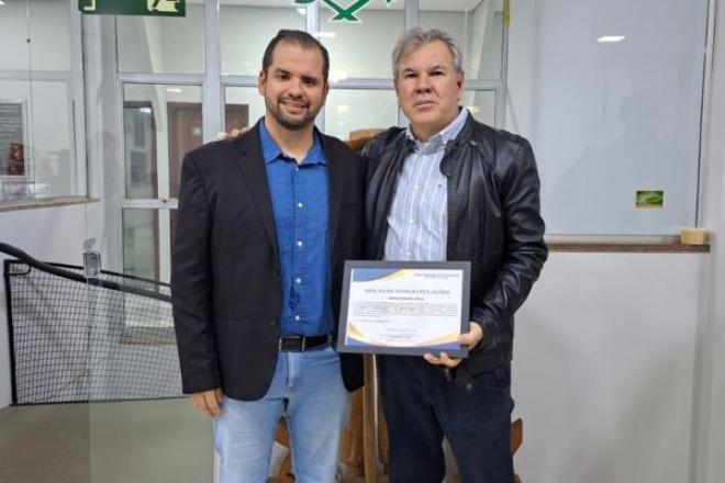 Imagem da Galeria da Notícia: Professor do UNIFEF recebe Moção de Congratulações por obra sobre educação inclusiva